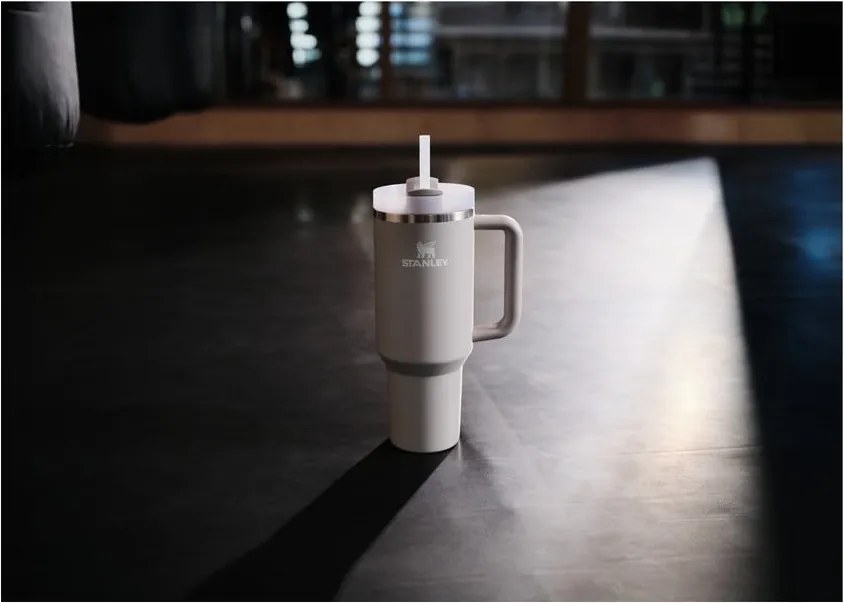 Svetlosivá termoska so slamkou z nehrdzavejúcej ocele 1,18 l Quencher H2.0 FlowState Tumbler Ash – Stanley