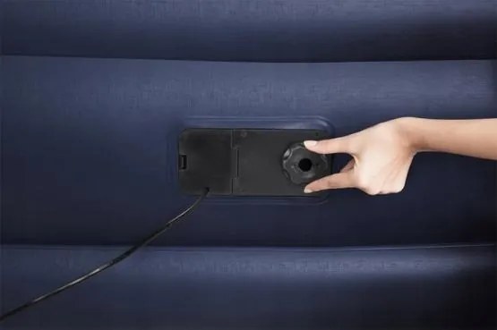 Nafukovací matrac s pumpou