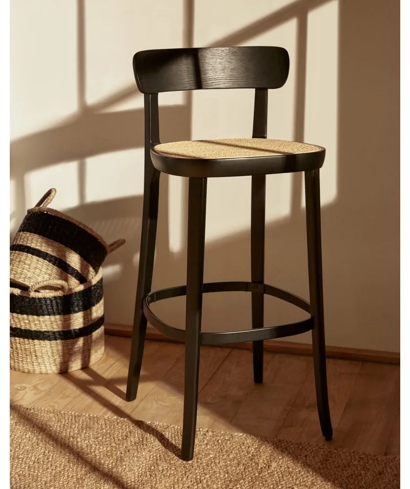 Čierna barová stolička v dekore jaseňa 99 cm Romane – Kave Home