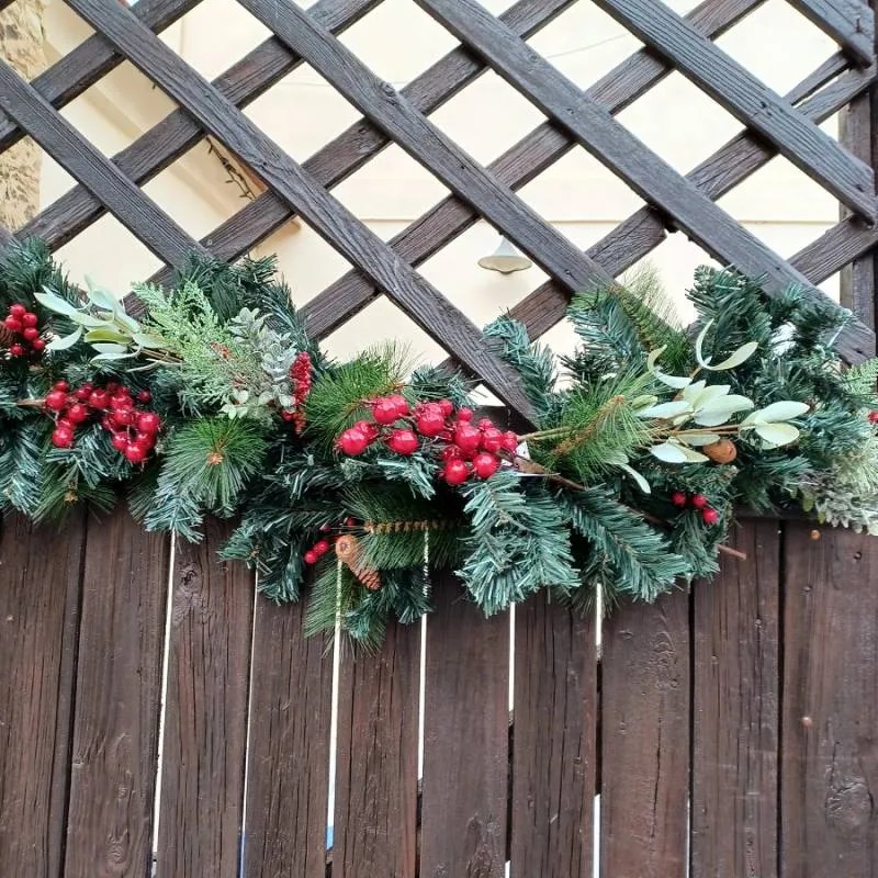 DECOLED Veniec s červenými bobuľami, 270 cm, olejovaný