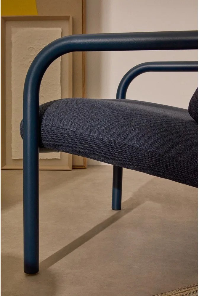 Tmavomodré kreslo Inari – Kave Home