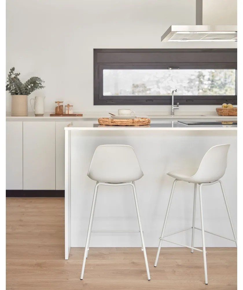 Biela barová stolička (výška sedadla 65 cm) Brighter – Kave Home