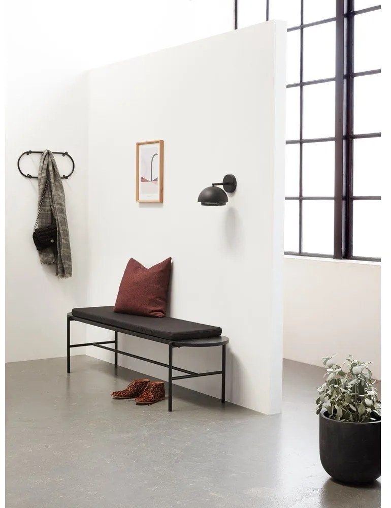 Čierna lavica Norm – Hübsch