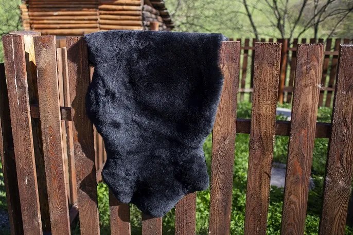 Ovčia kožušina čierna