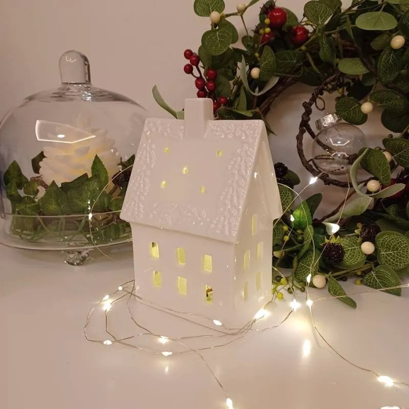 DECOLED Keramický domeček, 10,6 x 8,7 x 16,8 cm, teple bílá, 2xLR44