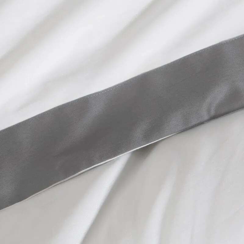 Dekorstudio Exkluzívne posteľné obliečky LAURA - biele s tmavosivým lémom Rozmer posteľných obliečok: Šírka x Dĺžka: 160x200cm + 2 ks 70x80 cm