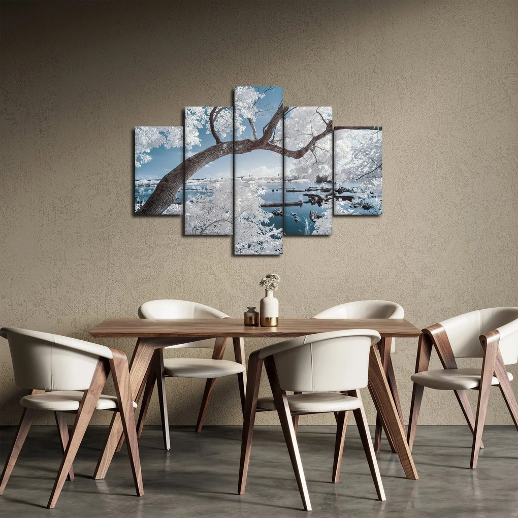 Obraz zasneženého stromu pri vode (150x105 cm)