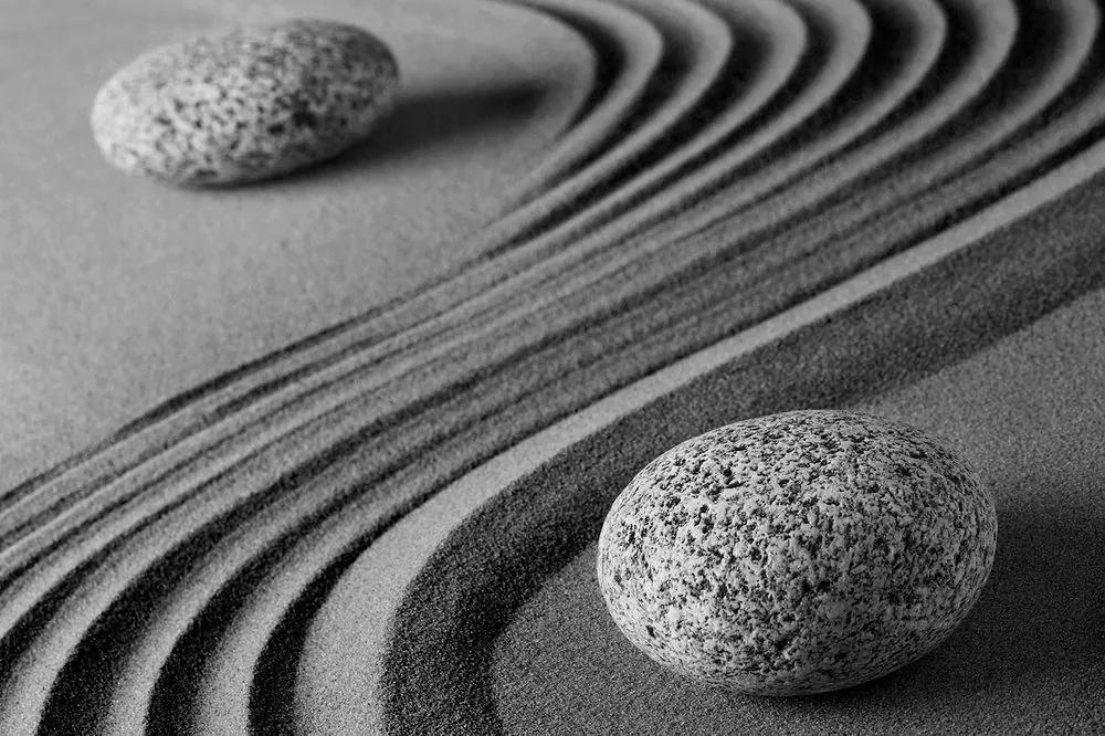 Tapeta čiernobiela súhra kameňov s pieskom