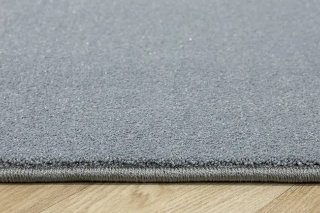 Metrážny koberec Pearl-Flash 80 svetlosivý / strieborný