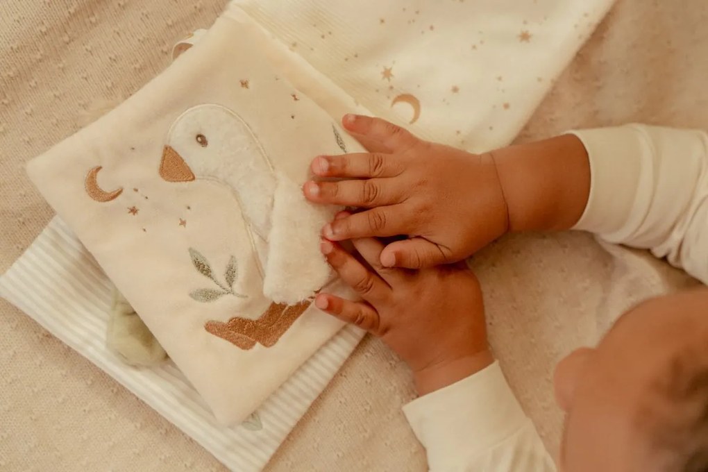 Textilní knížka s aktivitami Newborn Naturals