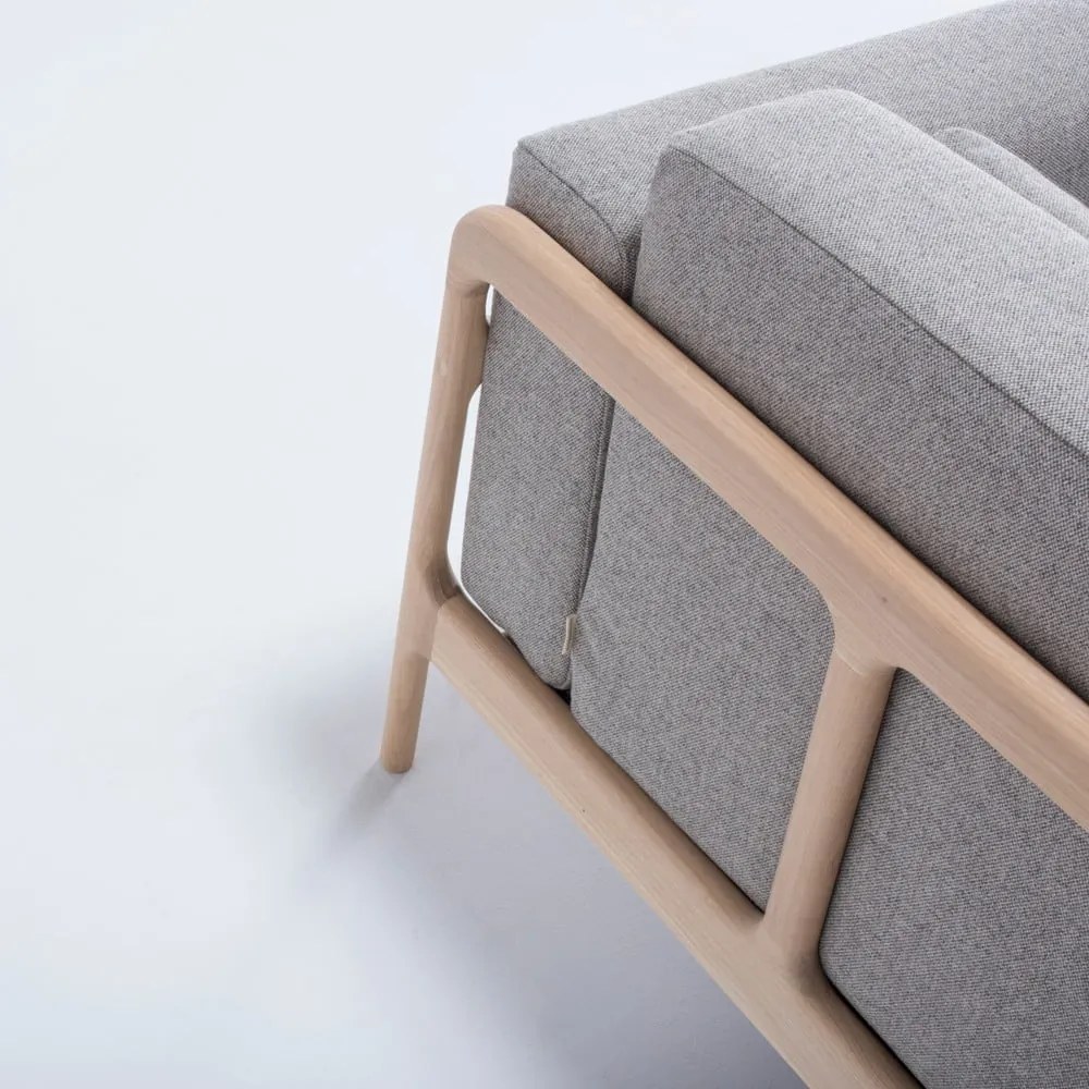 Kreslo s konštrukciou z dubového dreva so sivým textilným sedadlom Gazzda Fawn
