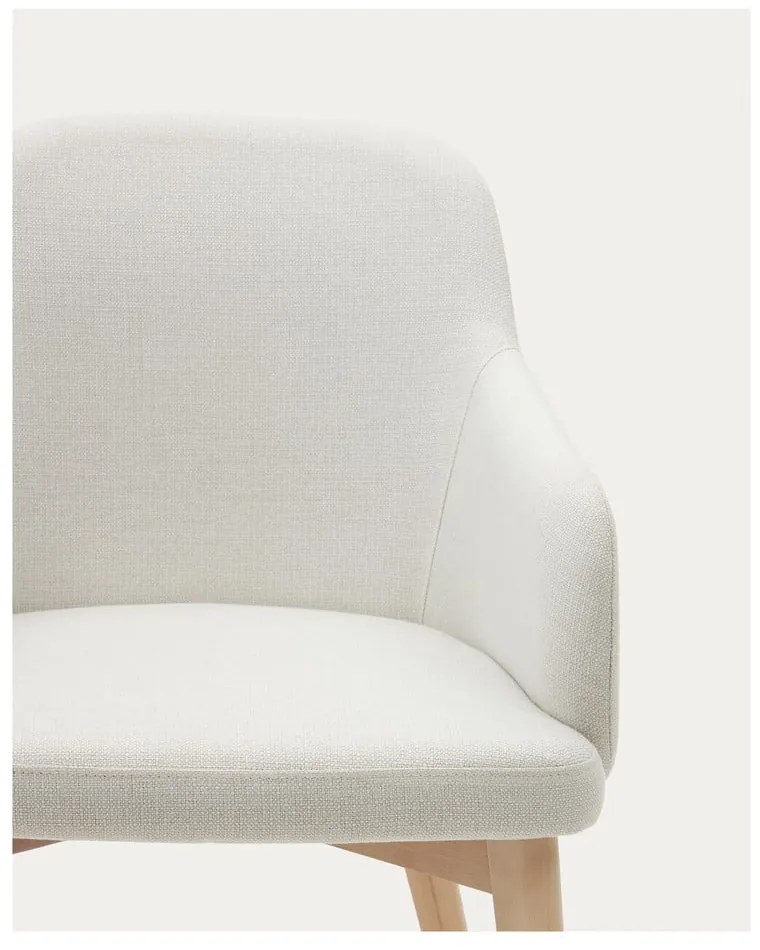 Krémovobiele čalúnené jedálenské kreslo s podrúčkami Nelida – Kave Home