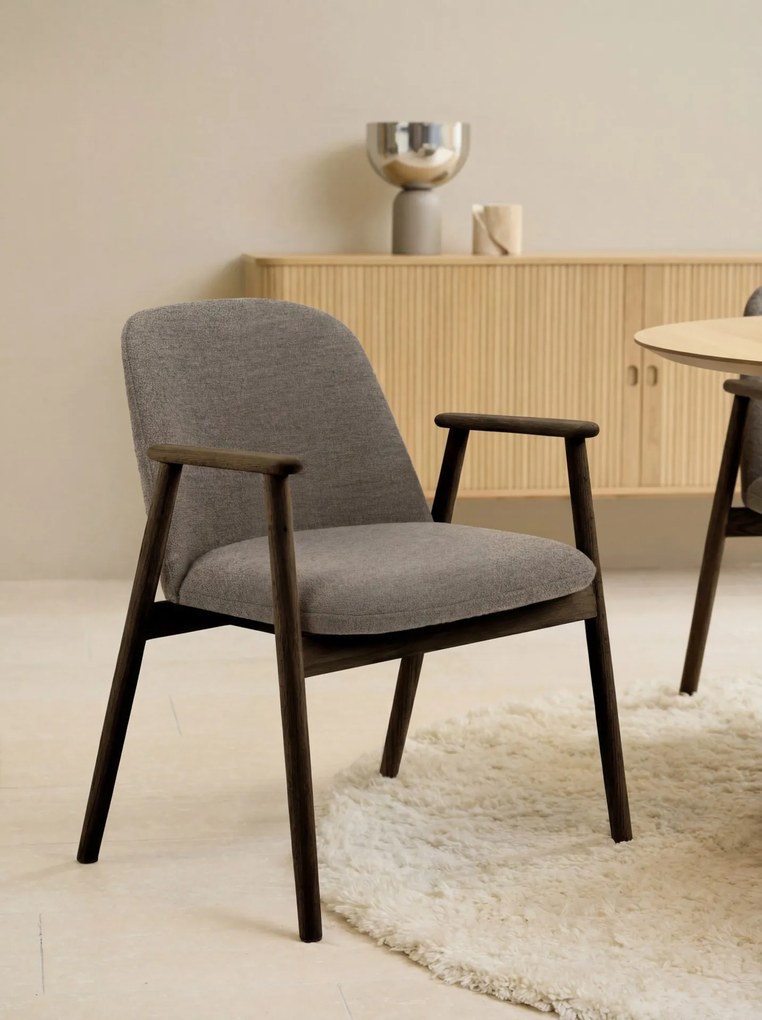RODERIC Hnedá Taupe (látka Monza 40) / lakovaná dubová konštrukcia – dymový dub (odtieň orecha) – DREVENÁ STOLIČKA BOUCLÉ RETRO