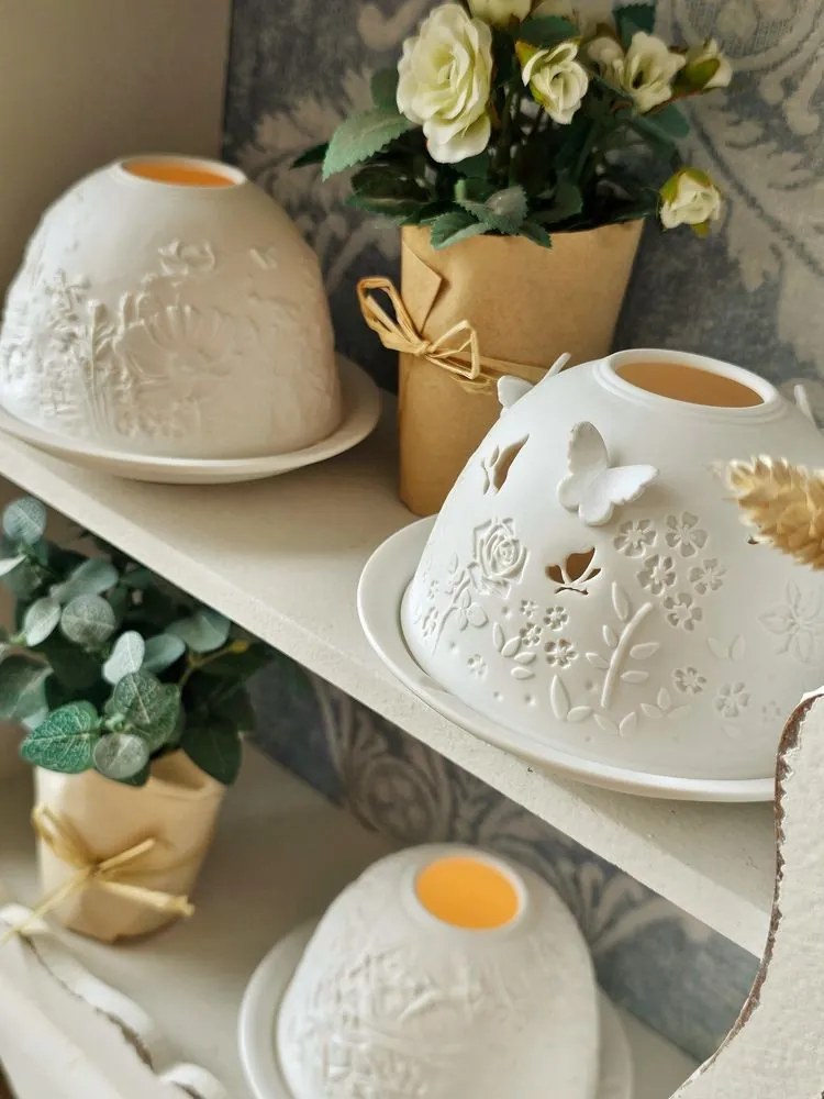 Biely porcelánový svietnik na čajovú sviečku s kvetinami a vtáčikmi Paollo - Ø 12*8 cm
