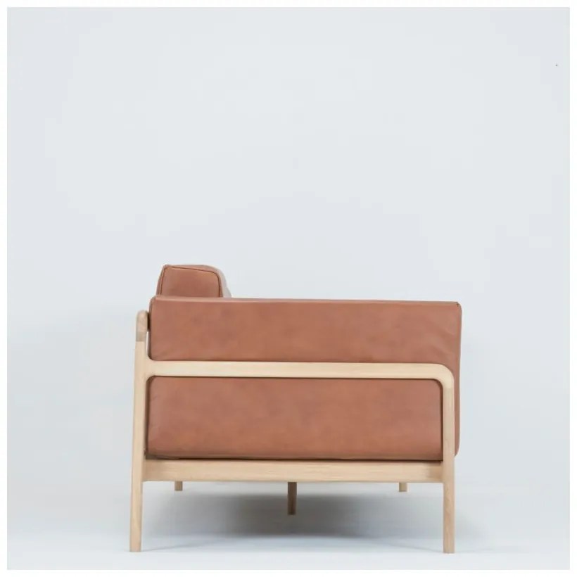 Koňakovohnedá pohovka z byvolej kože s konštrukciou z dubového dreva Gazzda Fawn, 240 cm