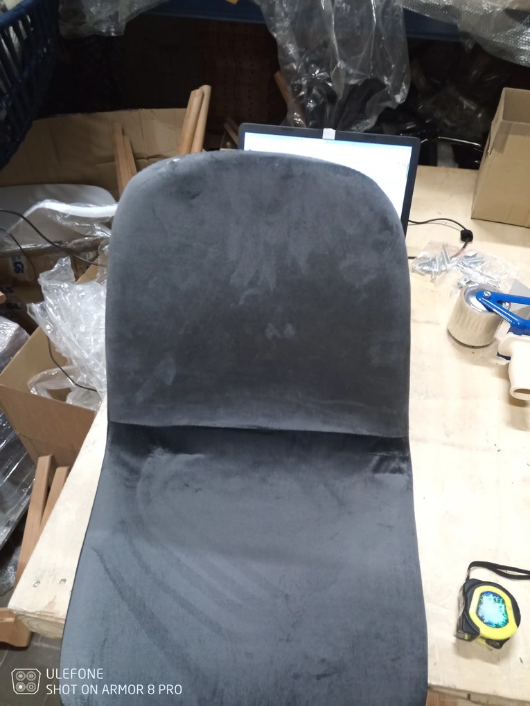 AKCIA Tmavosivá zamatová stolička COMO s čiernymi nohami II. akosť