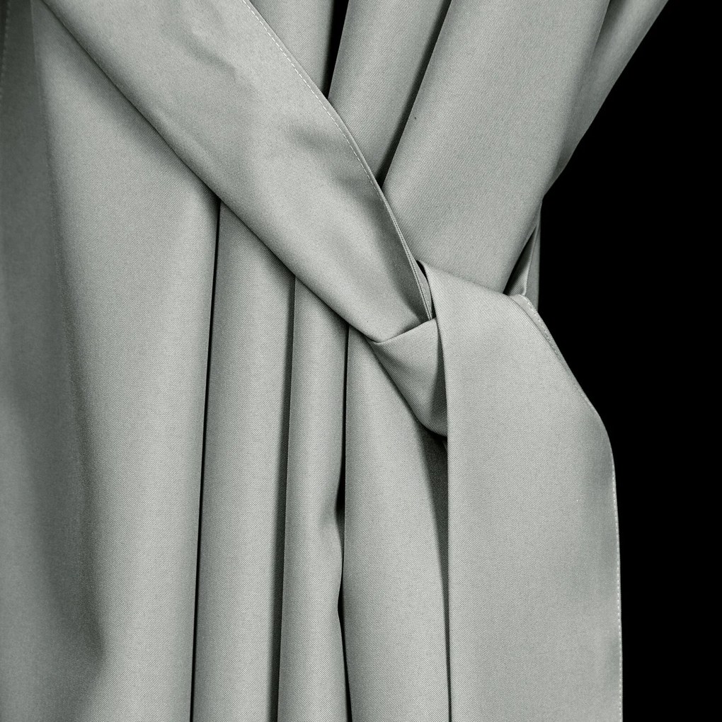 ZÁHRADNÝ VODEODOLNÝ ZÁVES NA PÚTKACH GARDEN 155X240 CM STRIEBORNÁ