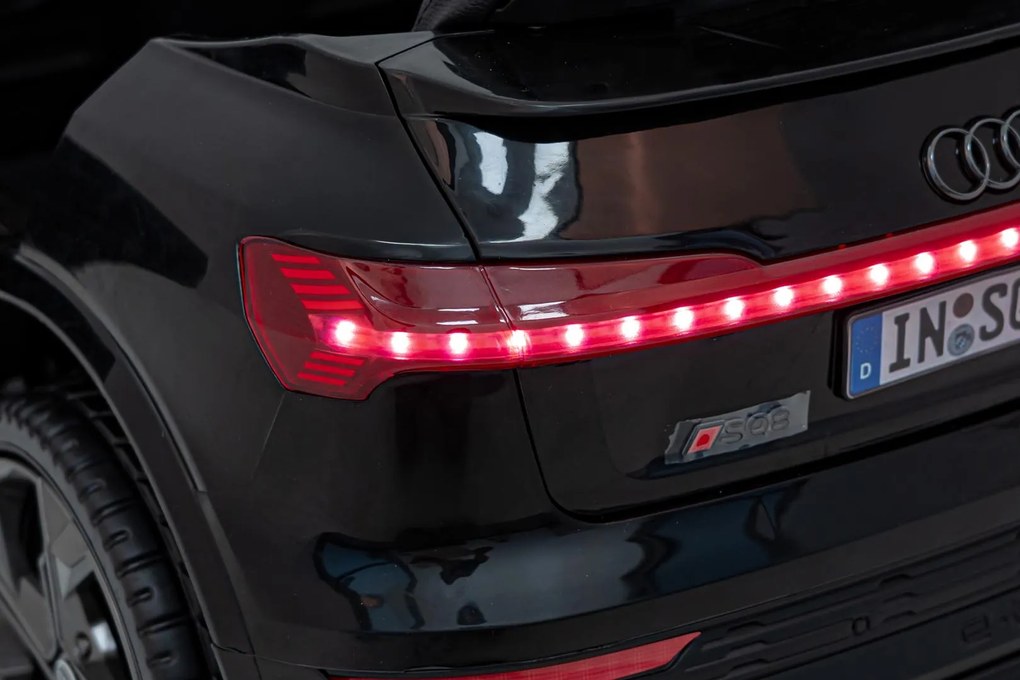 Ramiz Audi SQ8 vozidlo Čierna