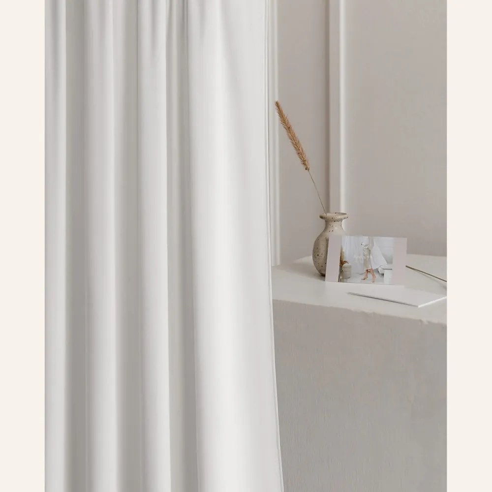 Room99 Hotový záves na krúžkoch CHARMY Jednofarebný Velúrový Zatemňovací Farba: Biela/Strieborná, Veľkosť: 140 x 250 cm