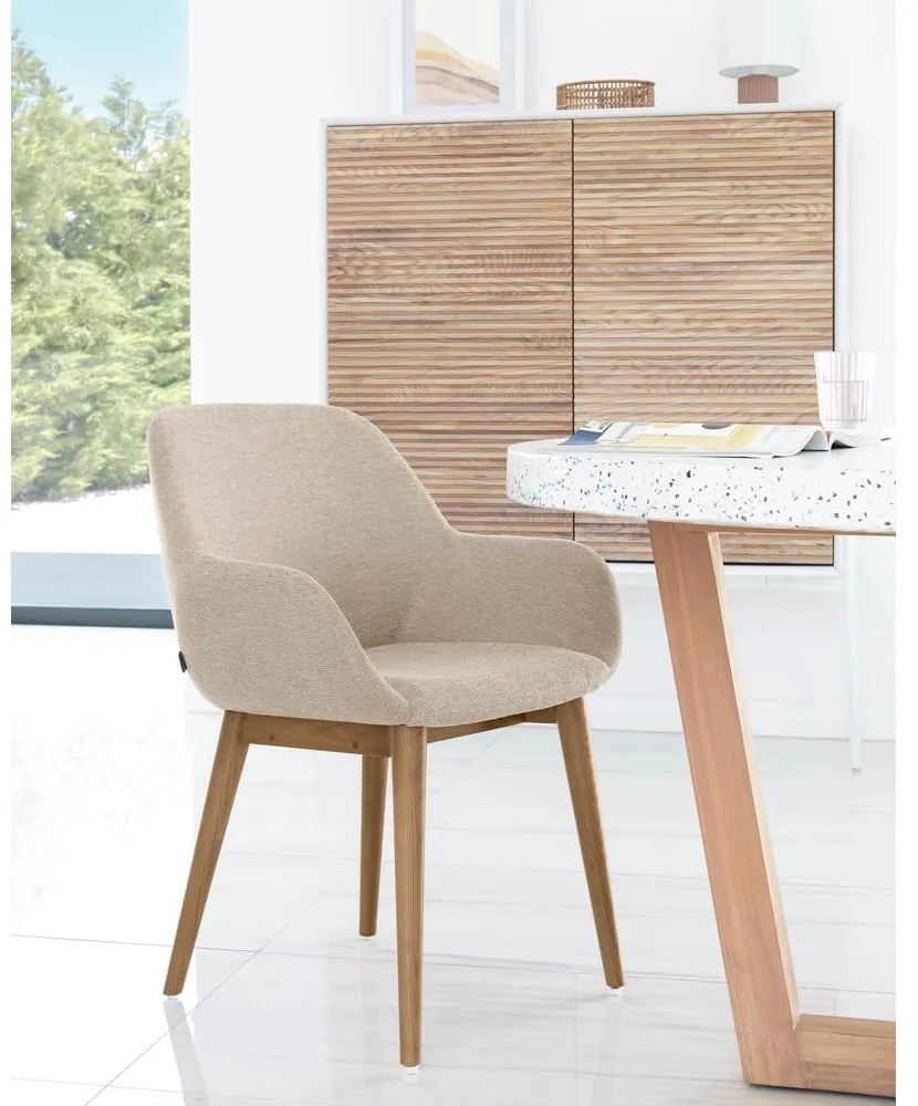 Béžové čalúnené jedálenské kreslo s podrúčkami Konna – Kave Home