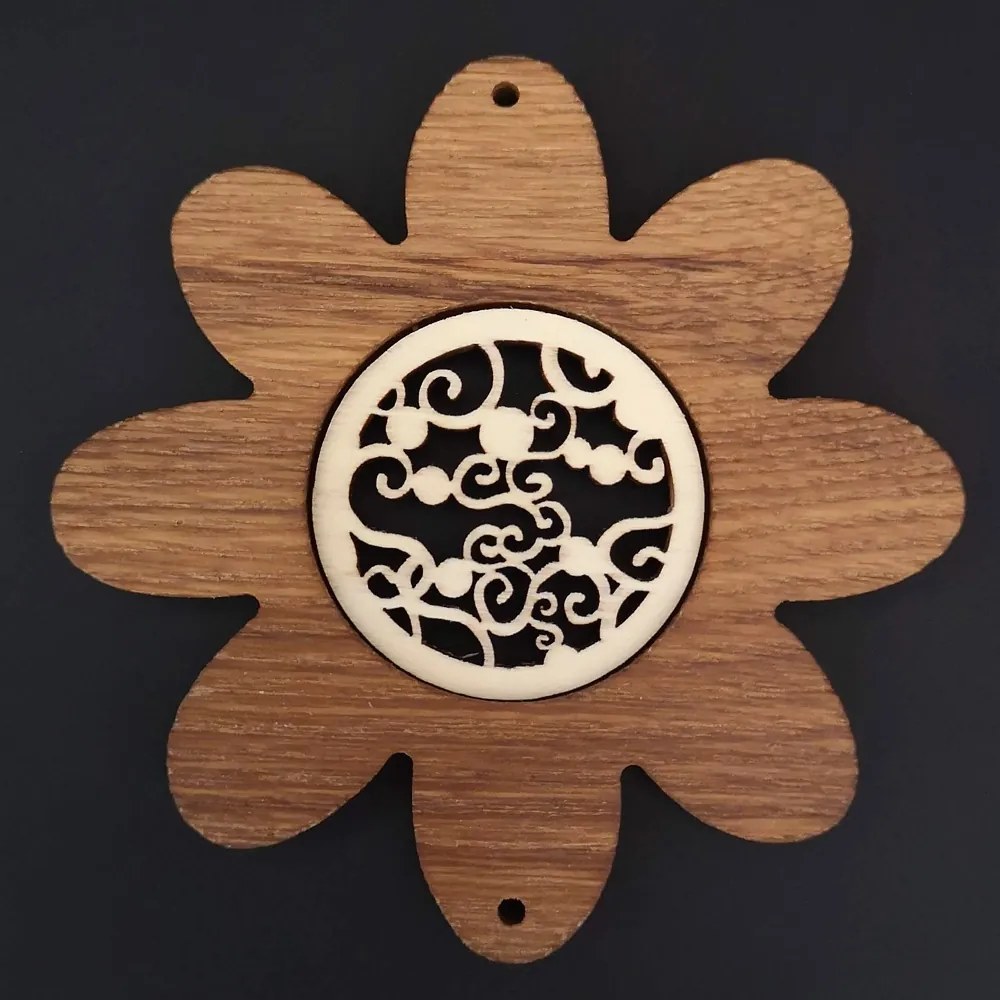AMADEA Drevená ozdoba z masívu s vkladom - kvet s ornamentom 10 cm