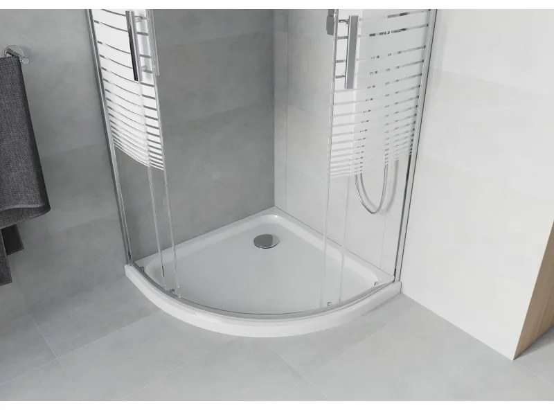 Mexen Rio, štvrťkruhový sprchovací kút s posuvnými dverami 90 x 90 cm, 6mm číre sklo-pásiky, chrómový profil + biela sprchová vanička, 863-090-090-01-20-4110