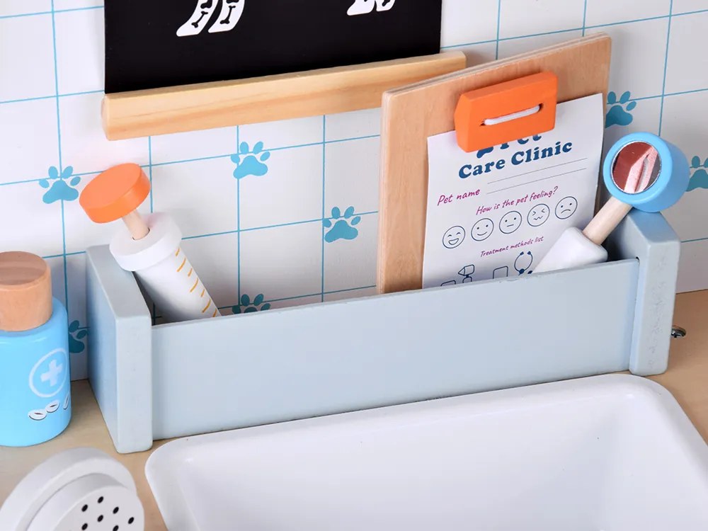 Jokomisiada Wooden Veterinary Clinic – Vet Clinic with Puppy + Accessories ZA5939