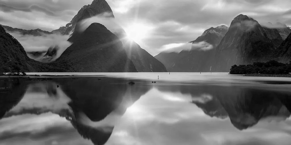 Obraz Milford Sound při východu slunce v čiernobielom prevedení