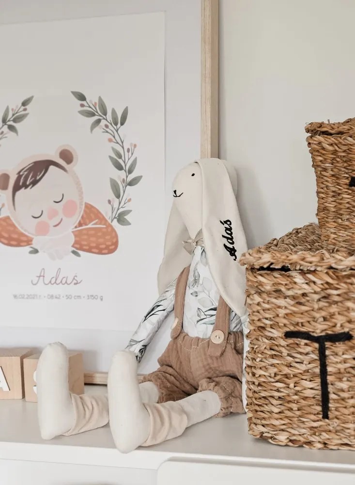 Plyšový králik v béžovom overale eukaliptus s menom dieťaťa