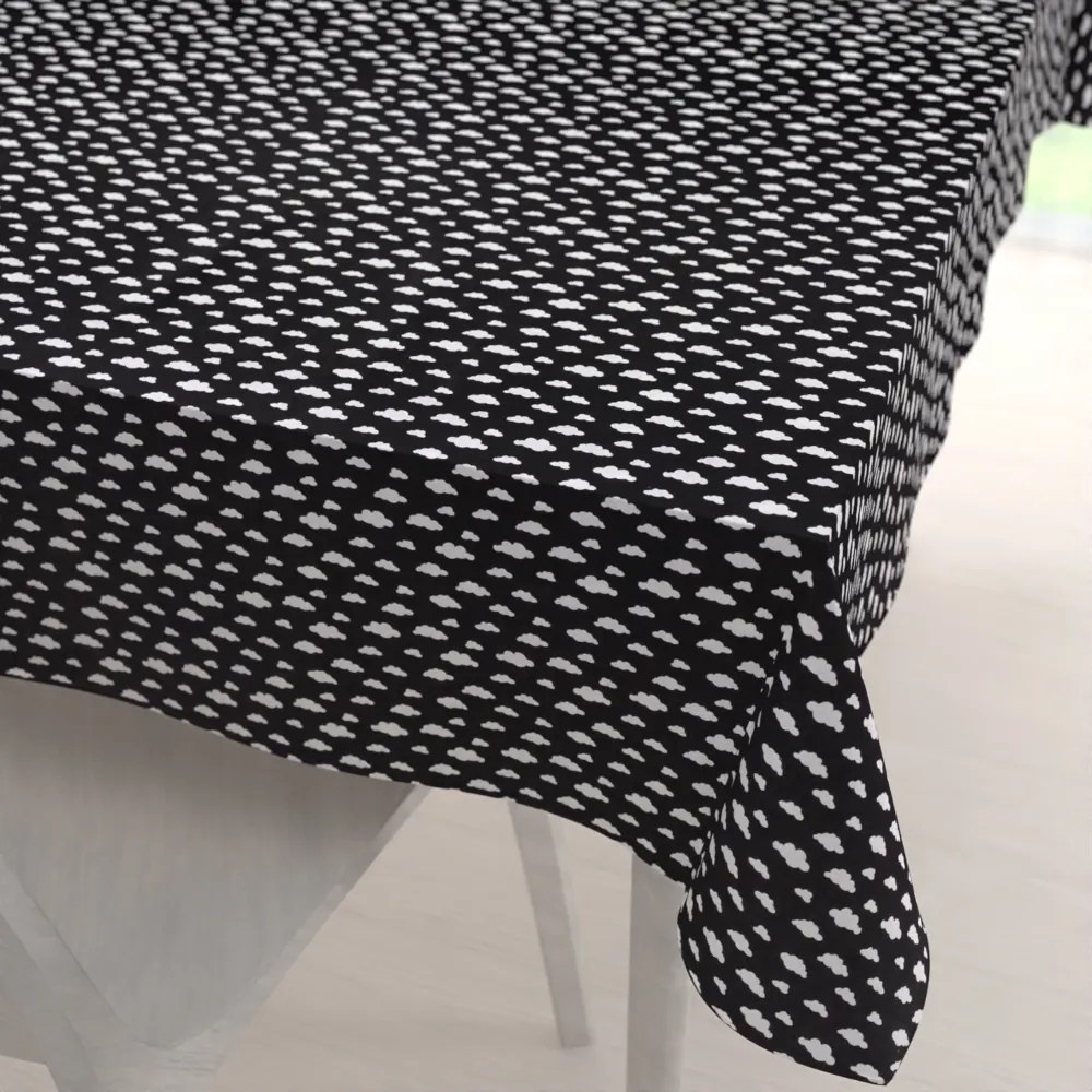 Biante Detský bavlnený obdĺžnikový obrus Sandra SA-306 Biele obláčiky na čiernom 60x100 cm