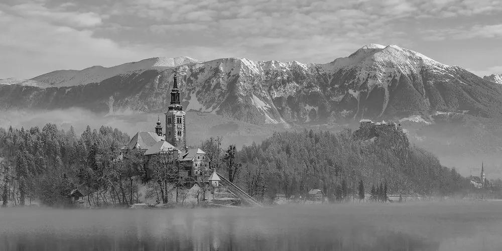 Obraz kostol pri jazere Bled v Slovinsku v čiernobielom prevedení