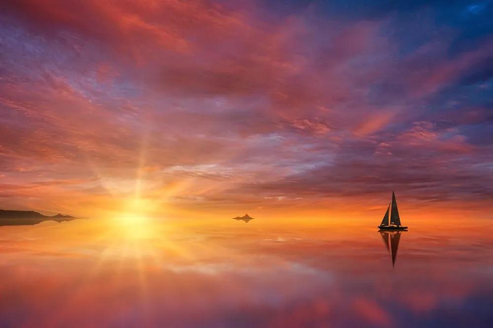 Tapeta osamelá loďka pri zapadajúcom slnku