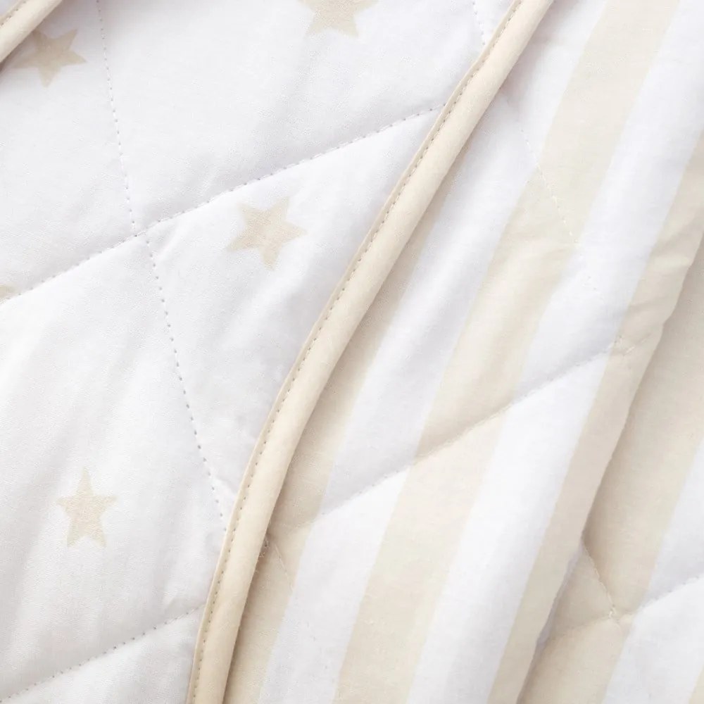Biely/béžový bavlnený prešívaný detský pléd 135x190 cm Mini Star & Stripes – Bianca