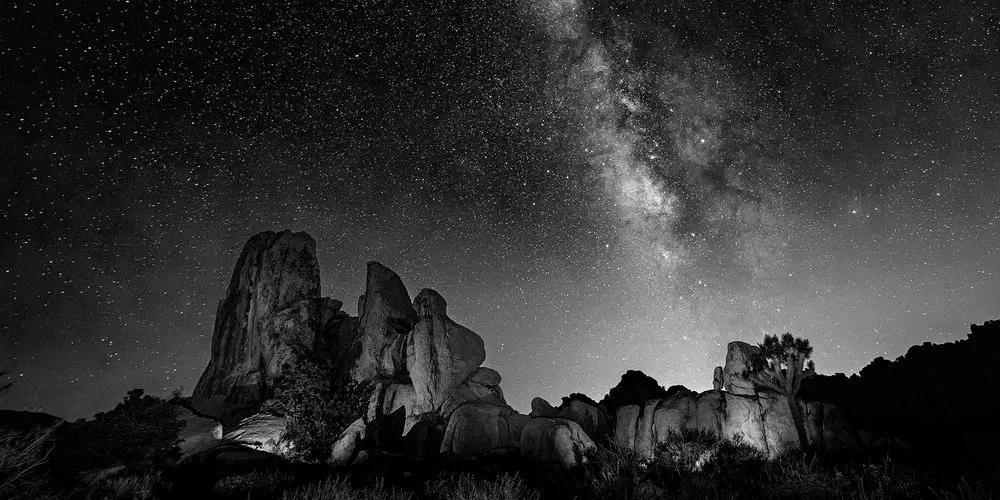 Obraz hviezdna obloha nad skalami v čiernobielom prevedení Varianta: 100x50