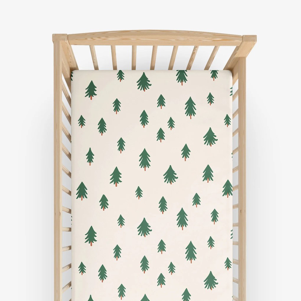 Goldea vianočná bavlnená napínacia plachta do detskej postieľky - stromčeky na režnom 60 x 120 cm