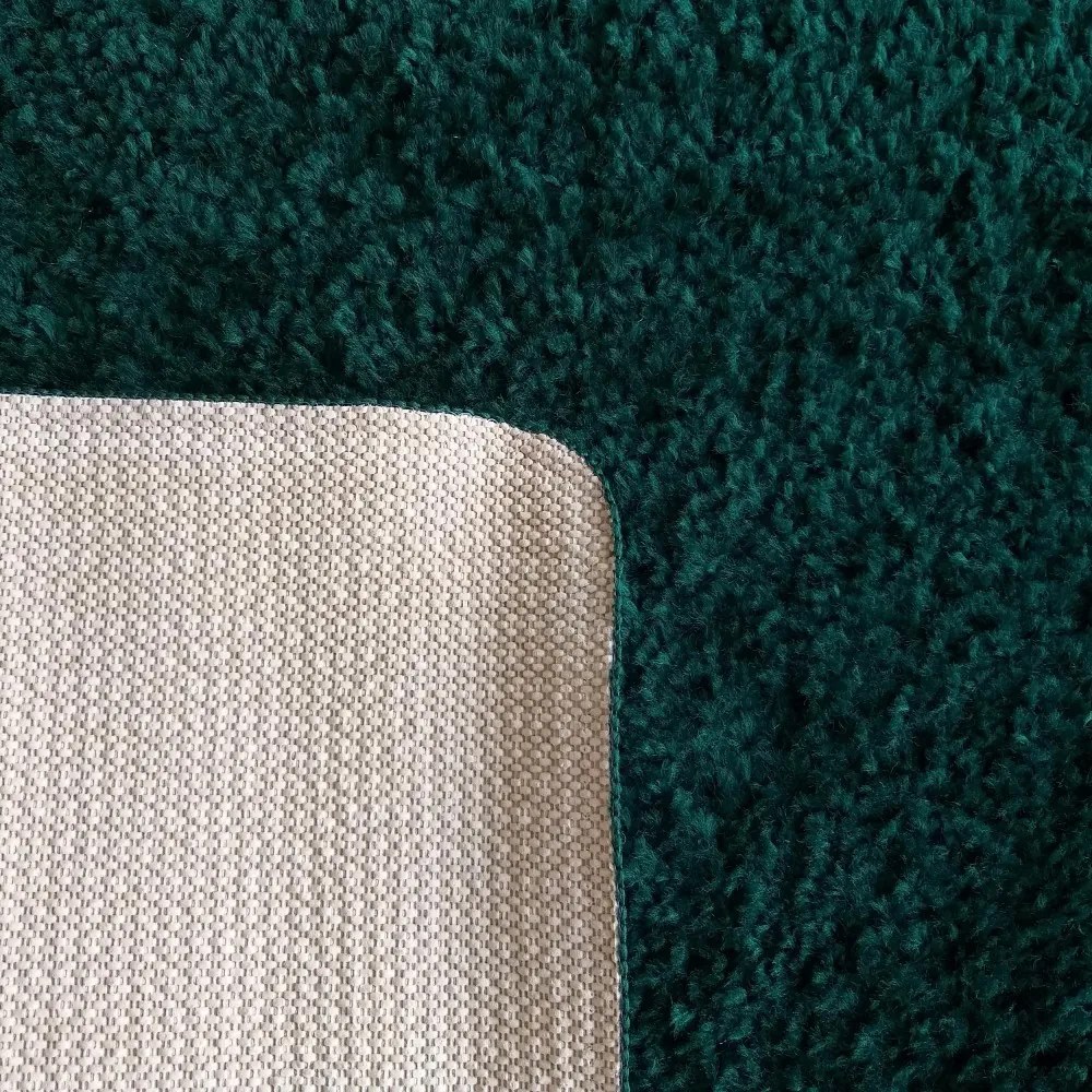 Štýlový koberec v tmavozelenej farbe