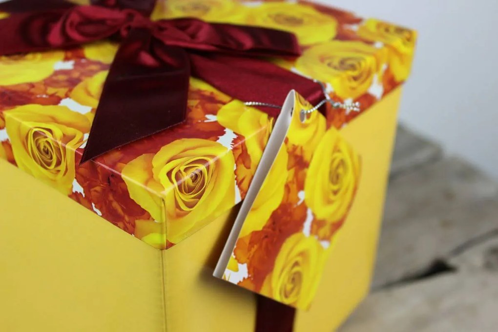 Žltá darčeková krabica s kvetinkami 15cm