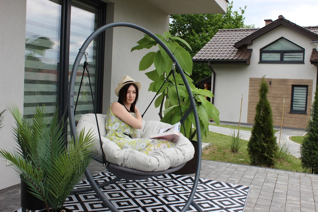 CH ZÁVESNÁ STOLIČKA NA TERASU – SVETLO BEŽOVÝ VANKÚŠ, ŠEDÝ RÁM 115,5 X 140 X 167,5 CM