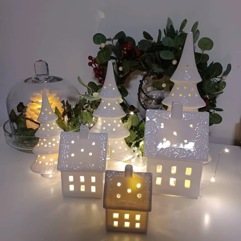 DECOLED Keramický domeček, 10,6 x 8,7 x 16,8 cm, teple bílá, 2xLR44