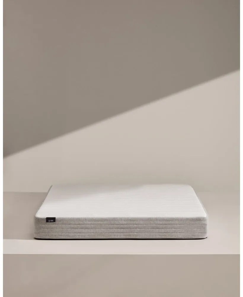 Stredne tvrdý penový antialergénny/termoregulačný matrac 150x200 cm Yoko – Kave Home