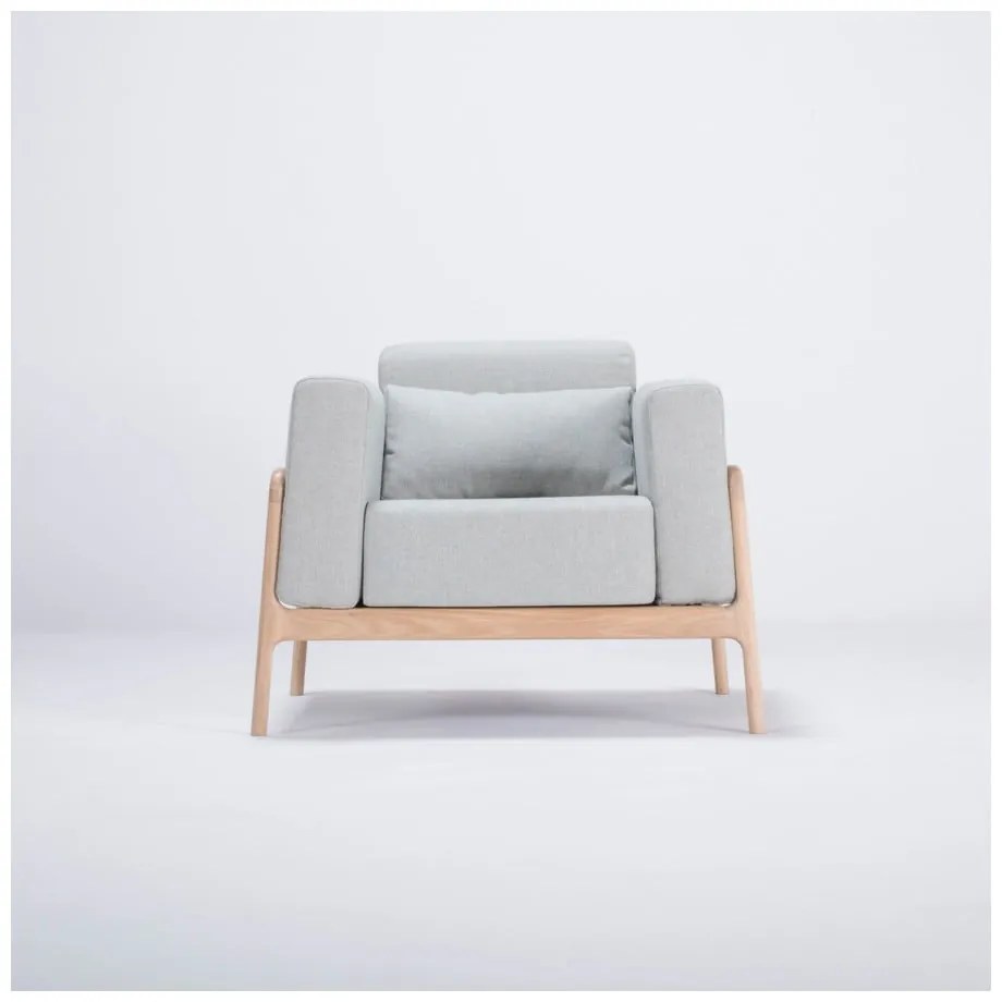 Kreslo s konštrukciou z dubového dreva s modrosivým textilným sedadlom Gazzda Fawn