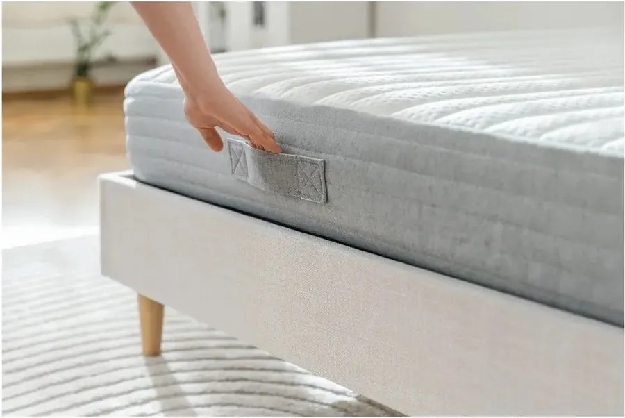 Stredne tvrdý penový antialergénny/termoregulačný matrac 150x200 cm Yoko – Kave Home