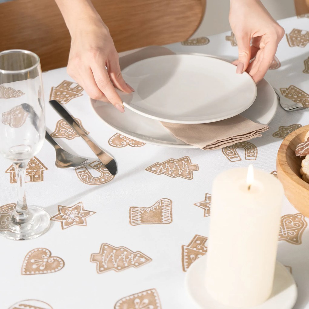 Goldea vianočný hranatý teflónový obrus - perníčky 120 x 120 cm