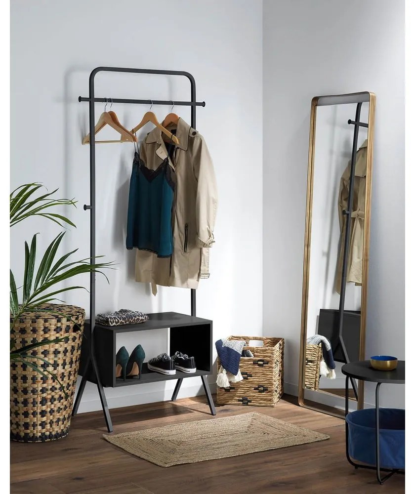 Čierny kovový stojan na oblečenie Kave Home Bently