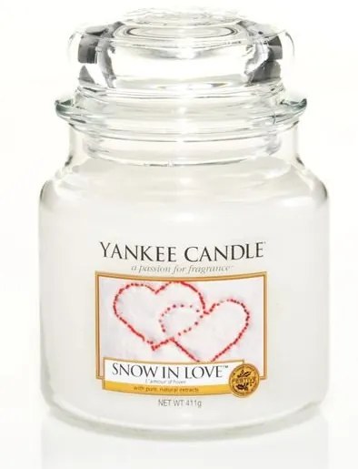 Yankee Candle biele vonná sviečka Snow In Love Classic stredná