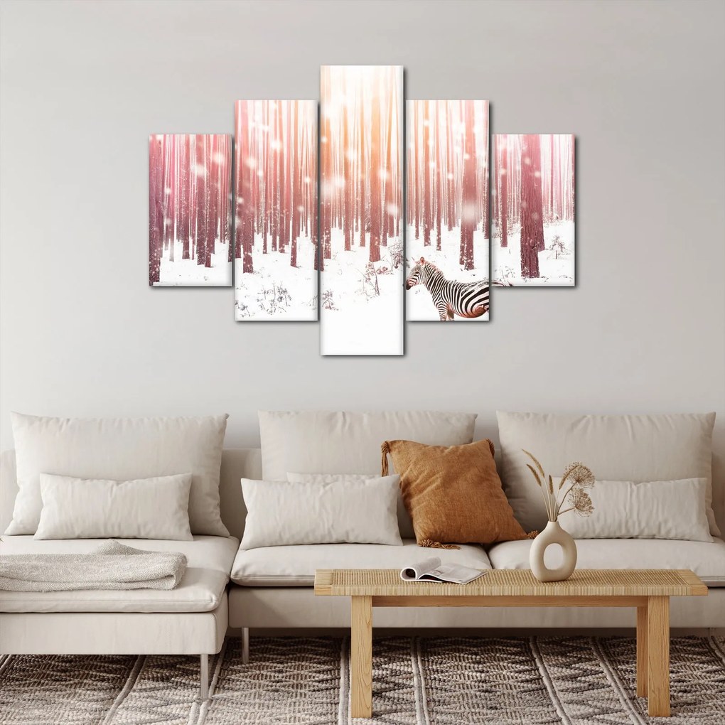 Obraz - Zebra v zasneženom lese (150x105 cm)