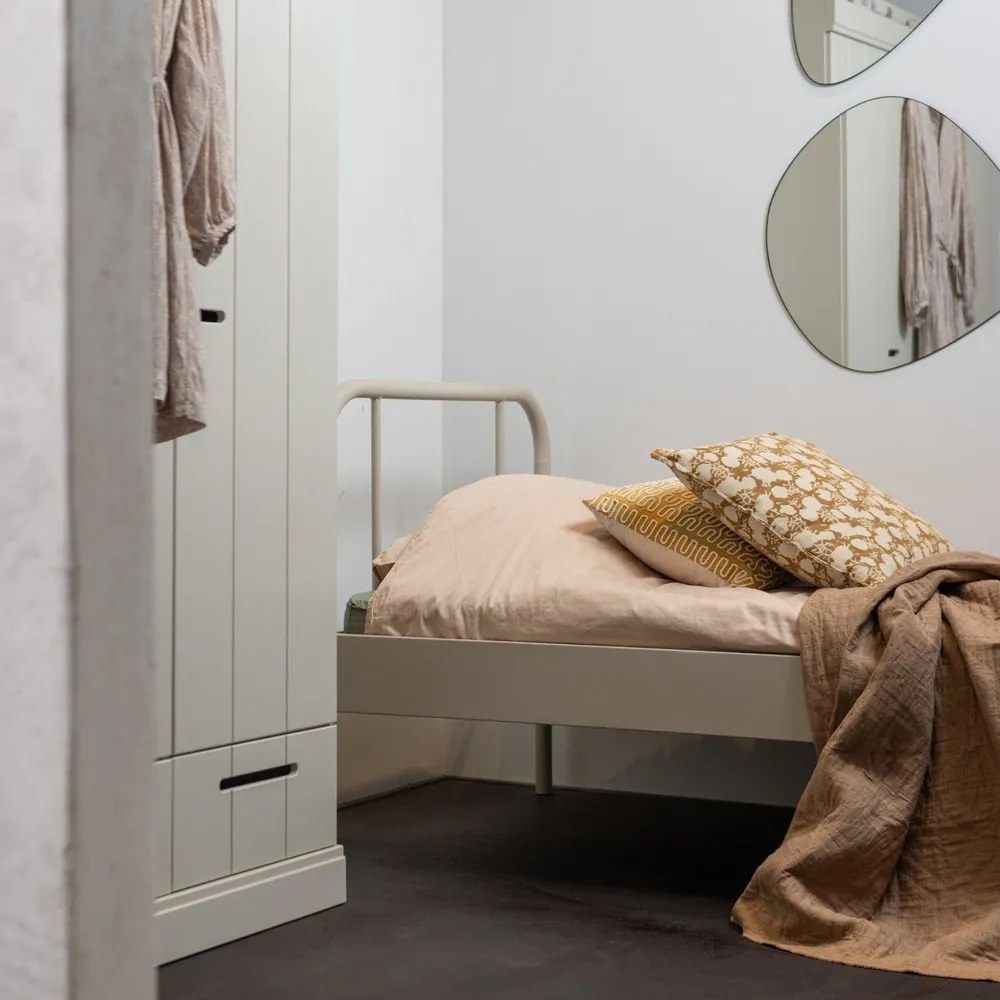 Béžová kovová jednolôžková posteľ s roštom 90x200 cm Mata – WOOOD