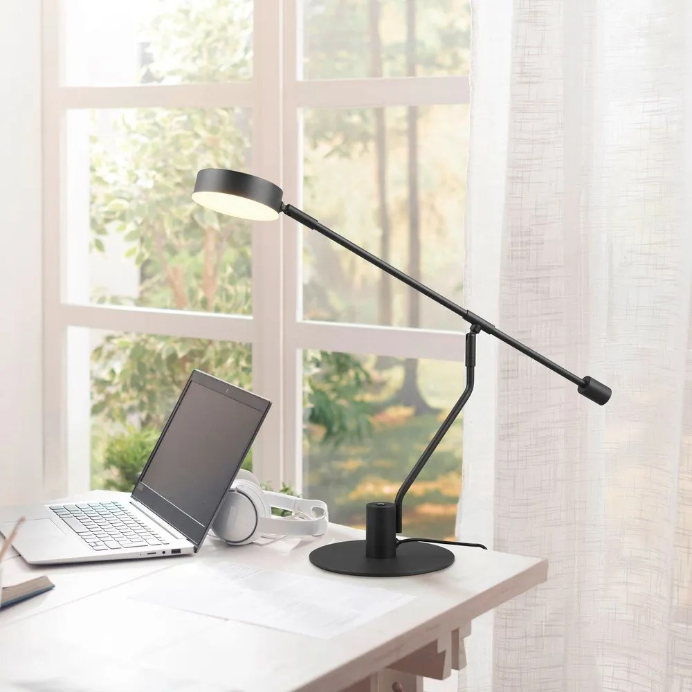 Matne čierna LED stolová lampa s ohýbateľnou konštrukciou (výška 64 cm) Manduro – Trio