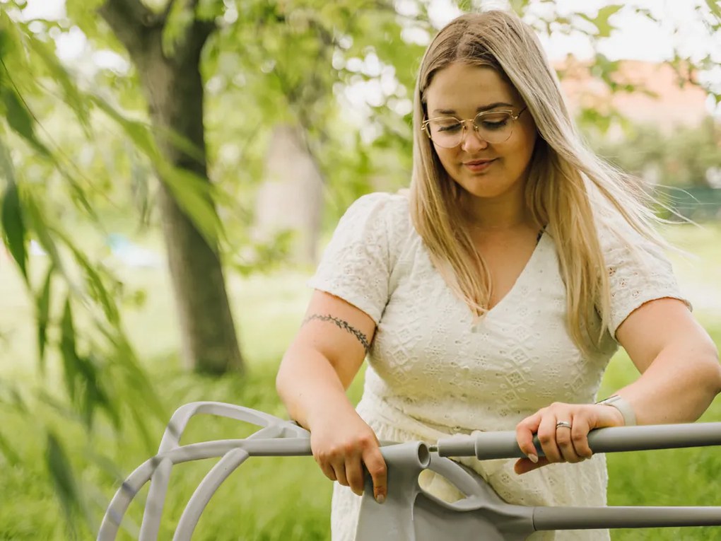 Svetlosivá plastová stolička KATO