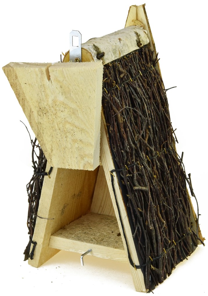 Búdka pre vtáky so strechou z brezových vetvičiek